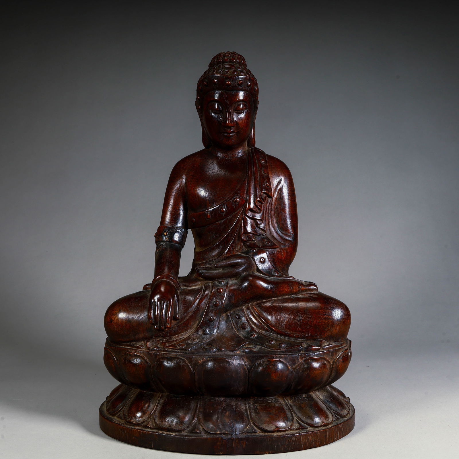 A mahogany statue of Shakyamuni from the Qing Dynasty: The mahogany statue of Shakyamuni in the Qing Dynasty Size:H:30cm L: 19cm W:15cm W:877g (The Dimensions Of All Batches Are Manually Measured.If You Need More Detailed Information, Please Contact Our C