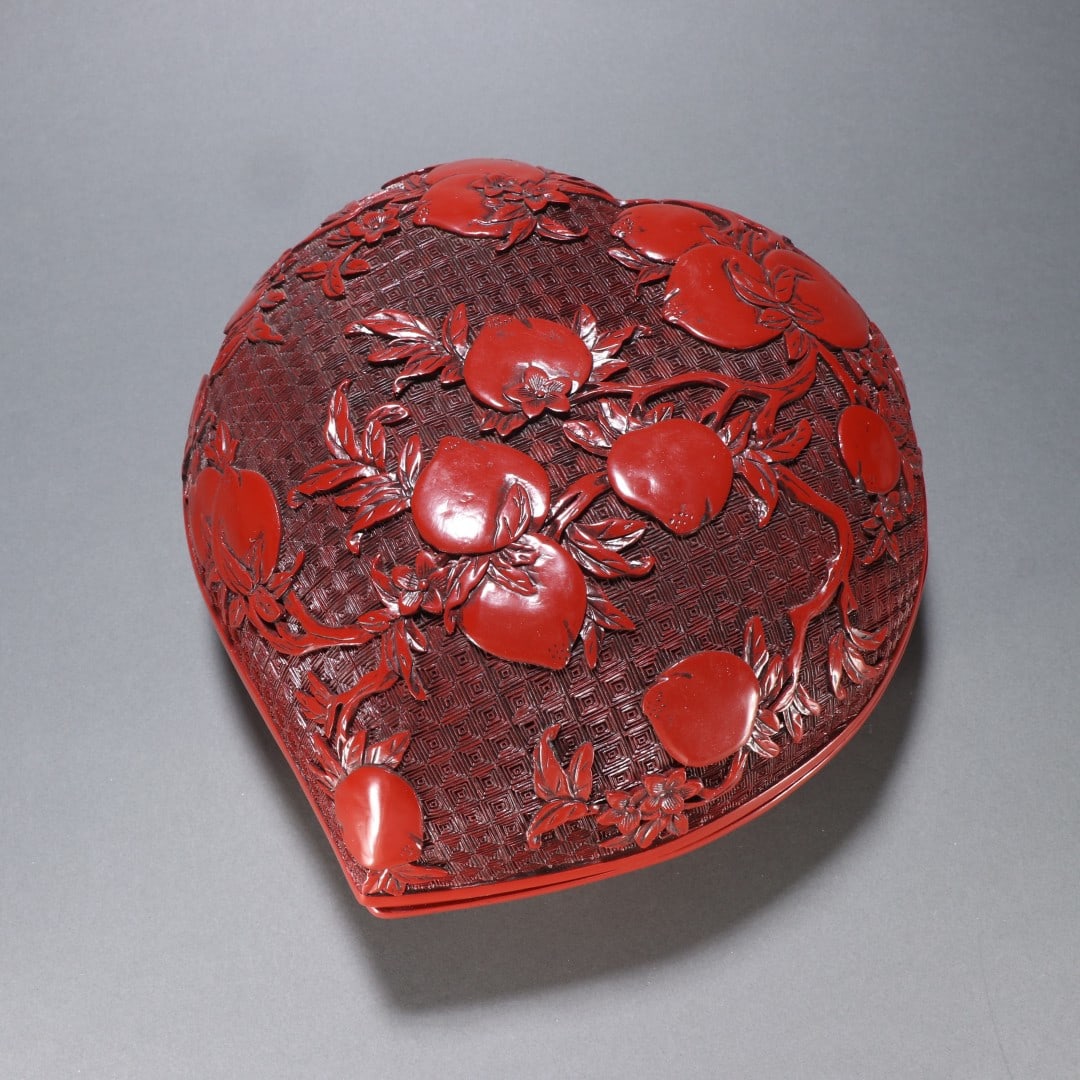 A red lacquerware longevity peach cover box of the Qing Dynasty (1 of 9)
