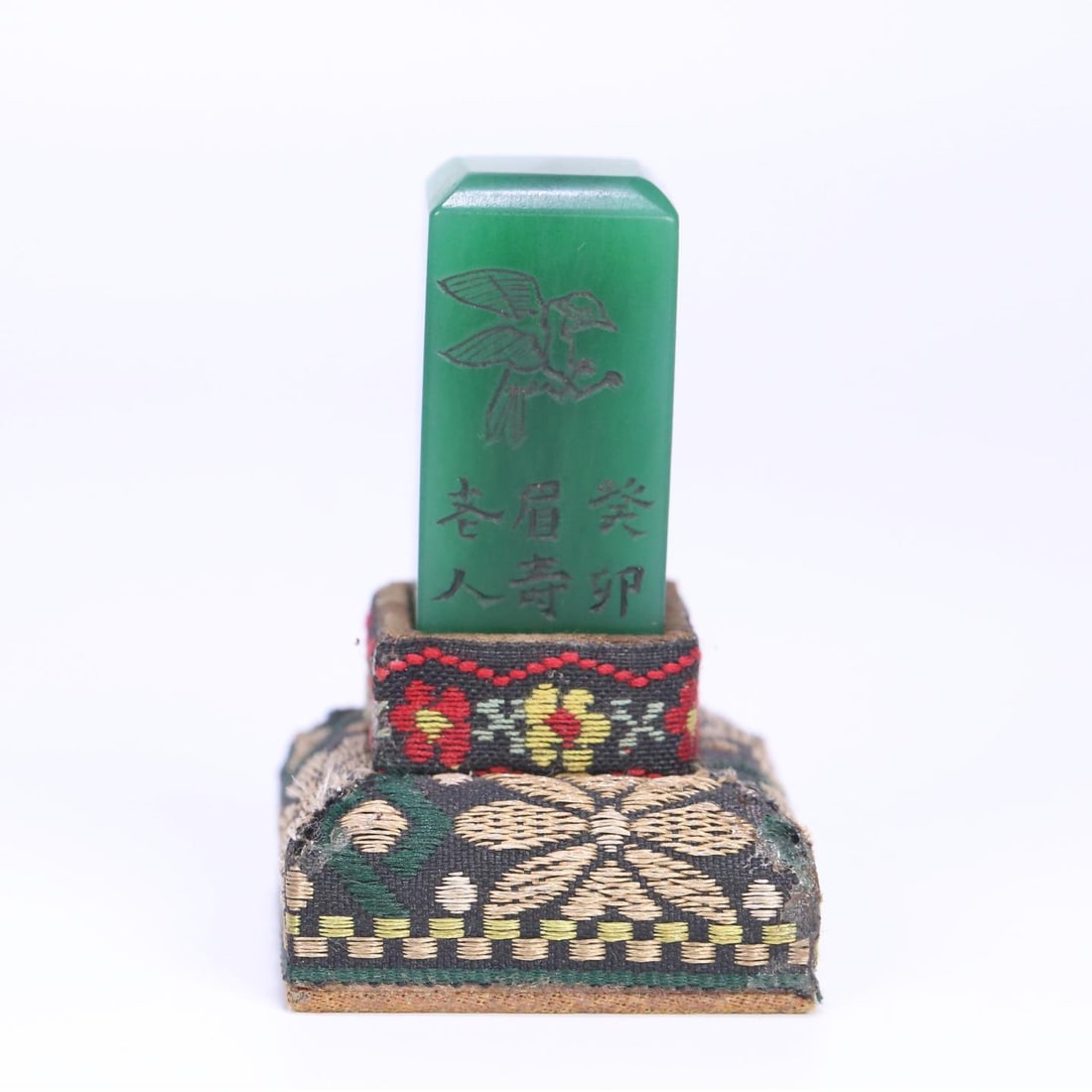 A beautiful Guimao Meishou old man Shoushan stone mugwort leaf green seal: Exquisite Guimao Meishou Elder Shoushan Stone Mugwort Leaf Green Seal Size: W:0.0418kg3.9cmx1.9cmx2cm (The Dimensions Of All Batches Are Manually Measured.If You Need More Detailed