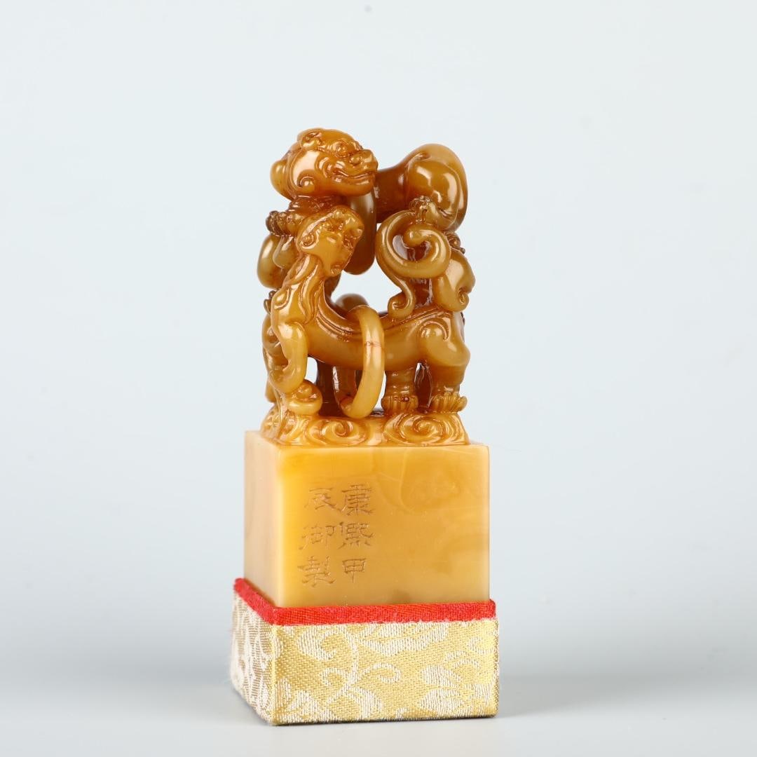 A Tian Huang stone of the Kangxi era of the Qing Dynasty: Tian Huangshi of the Kangxi era of the Qing Dynasty Size:H:10.5cmW:4cmW:0.283kg (The Dimensions Of All Batches Are Manually Measured.If You Need More Detailed Information, Please