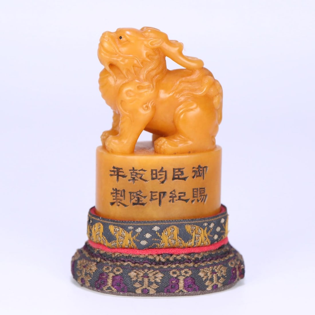 A Qing Dynasty Qianlong year system Ji Xiaolantian Huangshi beast button seal: Qing Dynasty Qianlong year system Ji Xiaolantian Huangshi beast button seal Size: W:0.0825kg5.8cmx3.8cmx2.6cm (The Dimensions Of All Batches Are Manually Measured.If You Need More