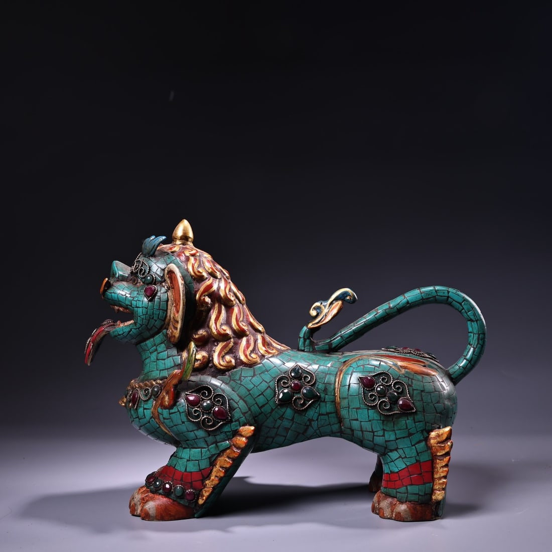 A beautifully painted gold-inlaid gemstone lion in the town of warding off evil spirits: Exquisite painting, gilded inlaid gemstones, and lion collection in the town of warding off evil spirits Size:H:21cm L: 29cm W:2.7kg (The Dimensions Of All Batches Are Manually