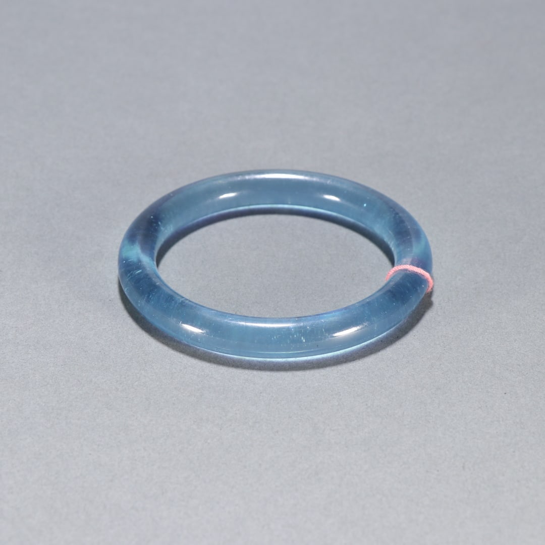 A beautiful aquamarine bracelet: Exquisite aquamarine bracelet Size:0.0366kglnsidediameter:5.6cmW:0.8cm (The Dimensions Of All Batches Are Manually Measured.If You Need More Detailed Information, Please Contact Our