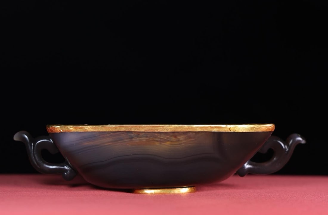 A fine copper-gilt old onyx cup: Exquisite copper gilt old agate cup Size:185x84x42mmW:166g (The Dimensions Of All Batches Are Manually Measured.If You Need More Detailed Information, Please Contact Our Customer Service Before Biddin