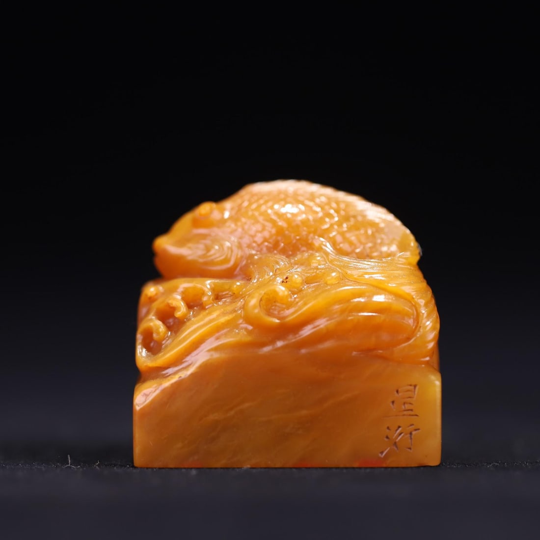 A Qing Dynasty Tian Huang carved fish button seal: Qing Dynasty's Tian Huang carved fish button seal Size:H:3.8cmW:4.1cmT:2.4cmW:0.07kg (The Dimensions Of All Batches Are Manually Measured.If You Need More Detailed Information,