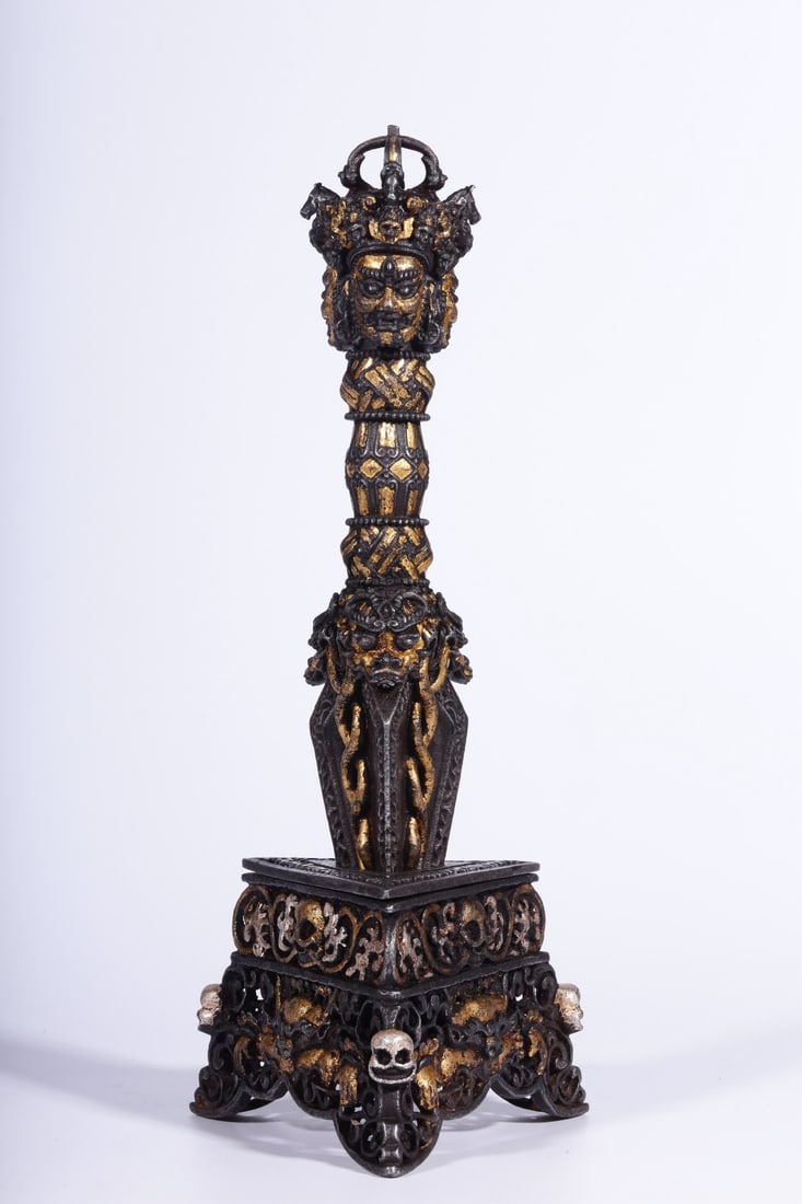 A Qing Dynasty iron-scissors vajra: The iron scissors vajra of the Qing Dynasty Size: W:1.353kg H: 26cm L:10.5cm (The Dimensions Of All Batches Are Manually Measured.If You Need More Detailed Information, Please