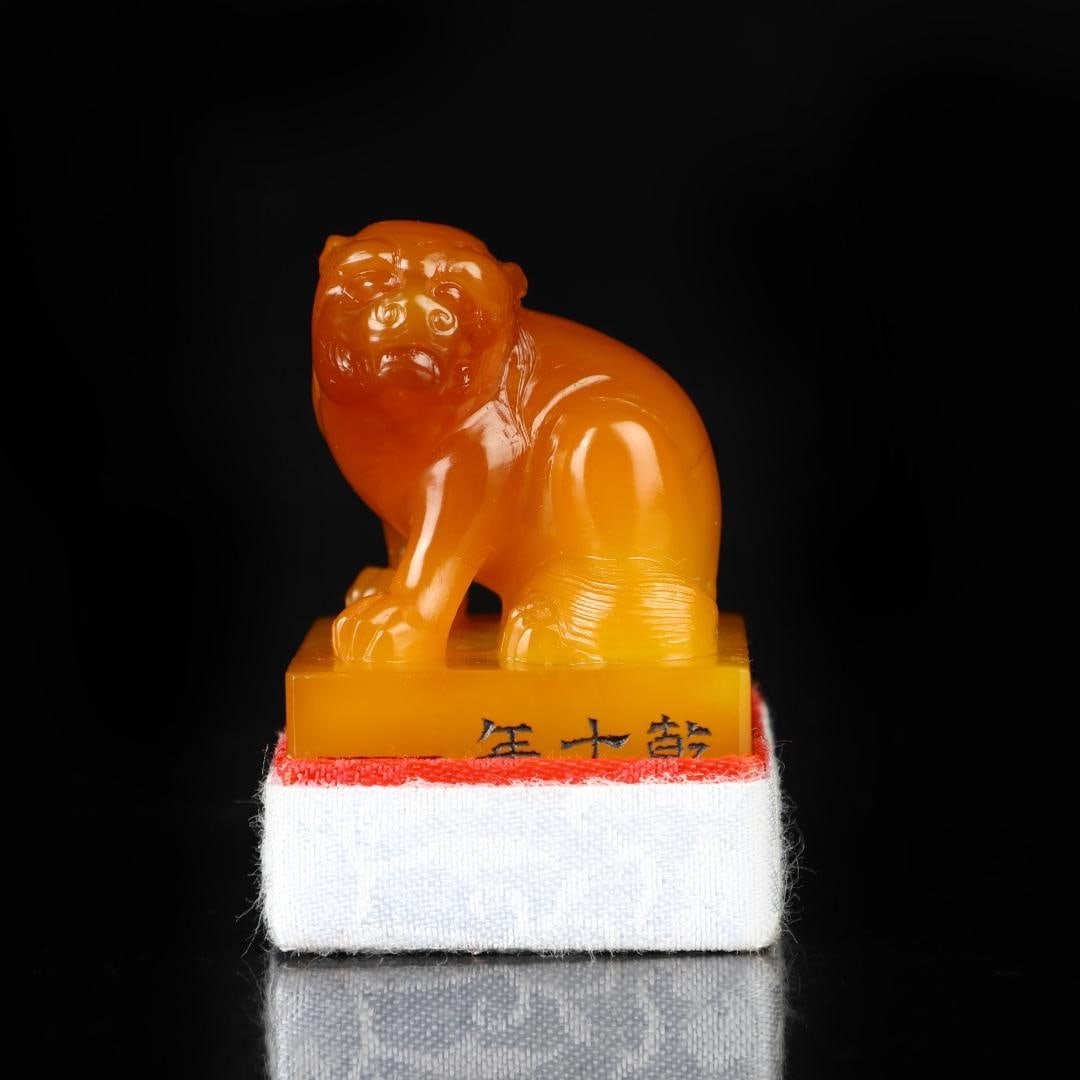 A fine Shoushan Tian yellow seal: Exquisite Shoushan Tian yellow seal Size:H:5.5cmW:3.5cmW:0.12kg (The Dimensions Of All Batches Are Manually Measured.If You Need More Detailed Information, Please Contact Our