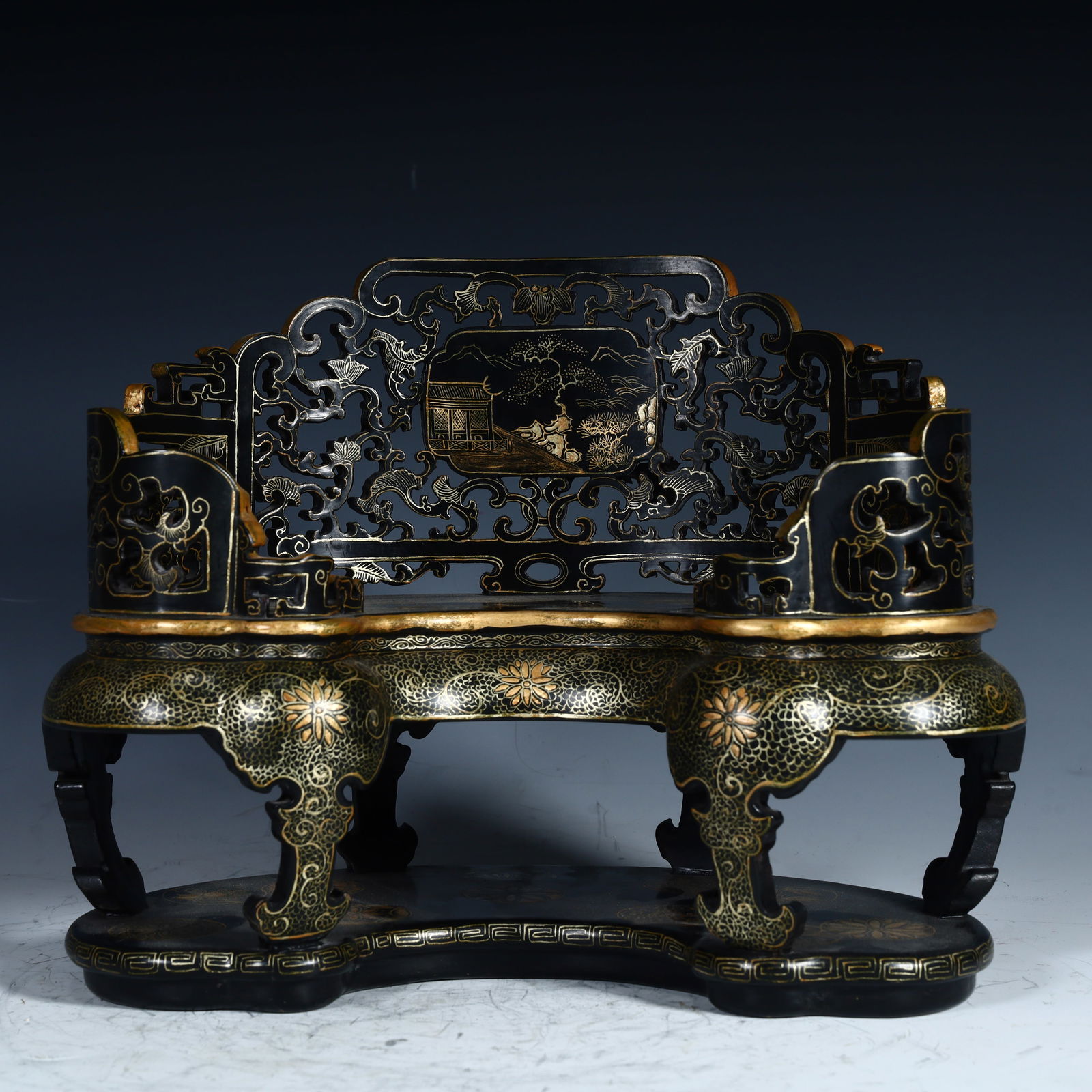 A Qing Dynasty wooden lacquer gold-inlaid treasure Buddha niche: The Qing Dynasty's wooden lacquer gold-inlaid treasure Buddha niche Size:H:21.5cm L: 26cm W:16cm W:974g (The Dimensions Of All Batches Are Manually Measured.If You Need More