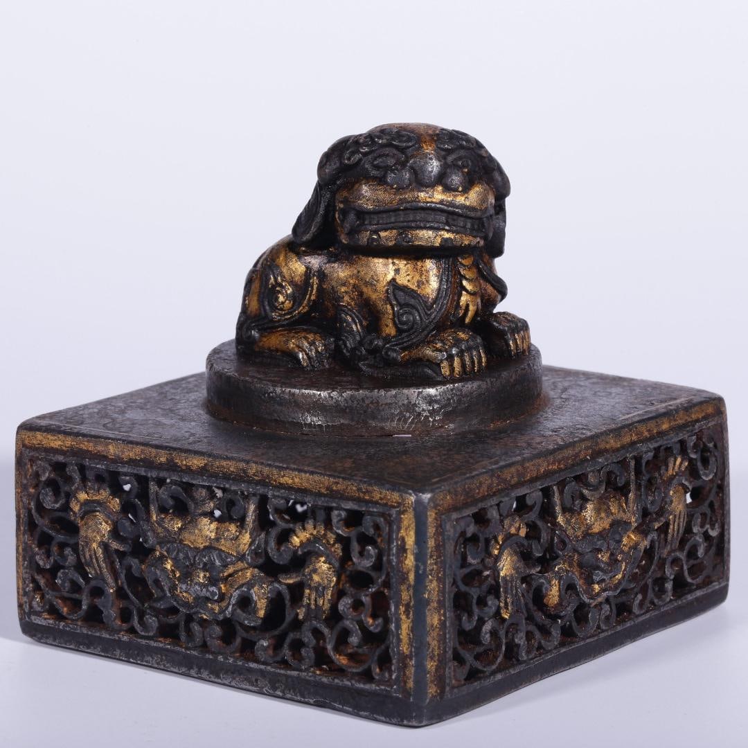 A Qing Dynasty iron-cut golden lion button seal: Qing Dynasty iron cut gold lion button seal Size: W:0.764kg H: 9cm L:8.5cmW:8.5cm (The Dimensions Of All Batches Are Manually Measured.If You Need More Detailed Information, Please