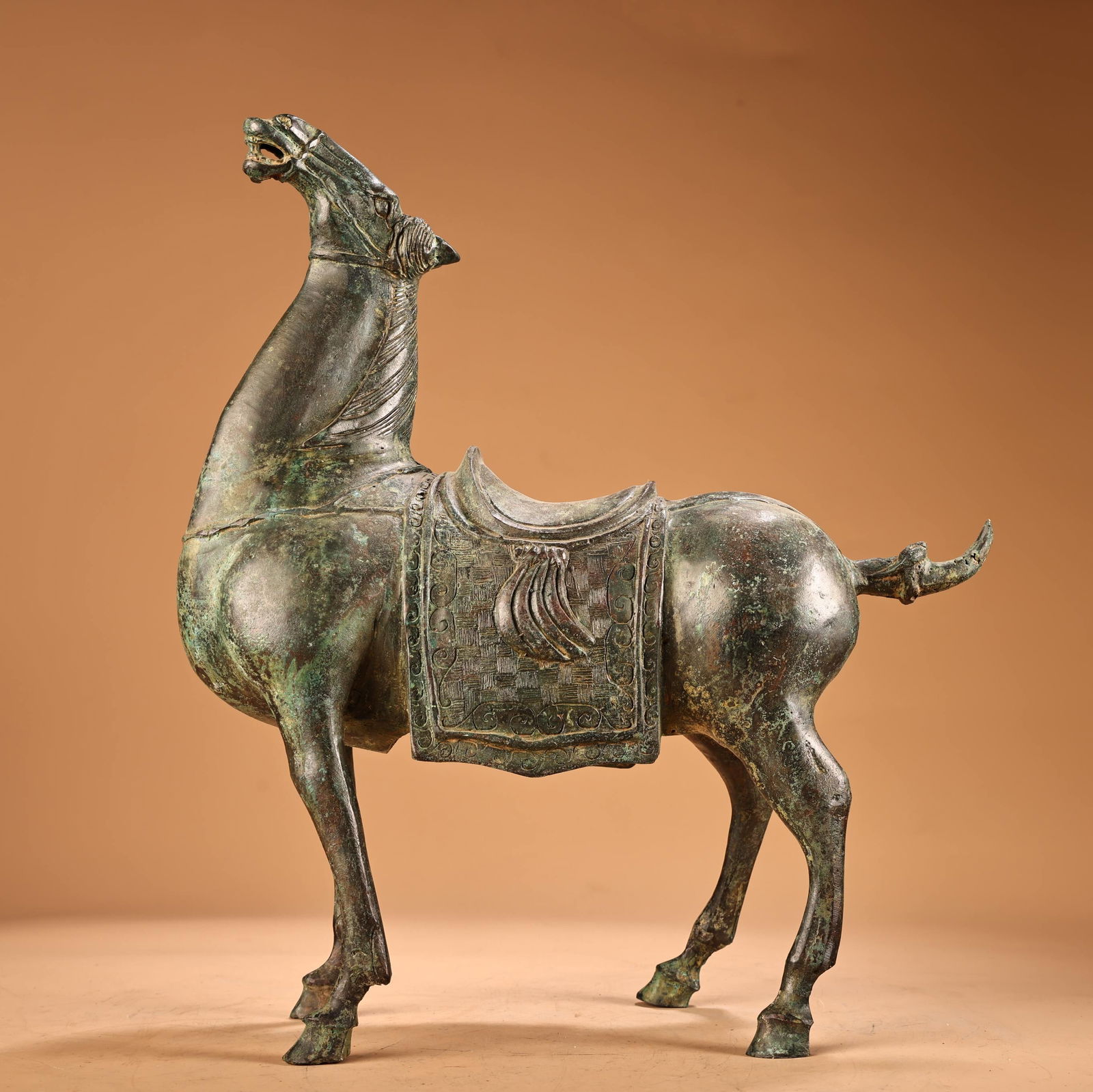 A fine bronze head-up horse: Exquisite bronze head-up horse Size:H:32cm W:25cm W:1.9kg (The Dimensions Of All Batches Are Manually Measured.If You Need More Detailed Information, Please Contact Our Customer