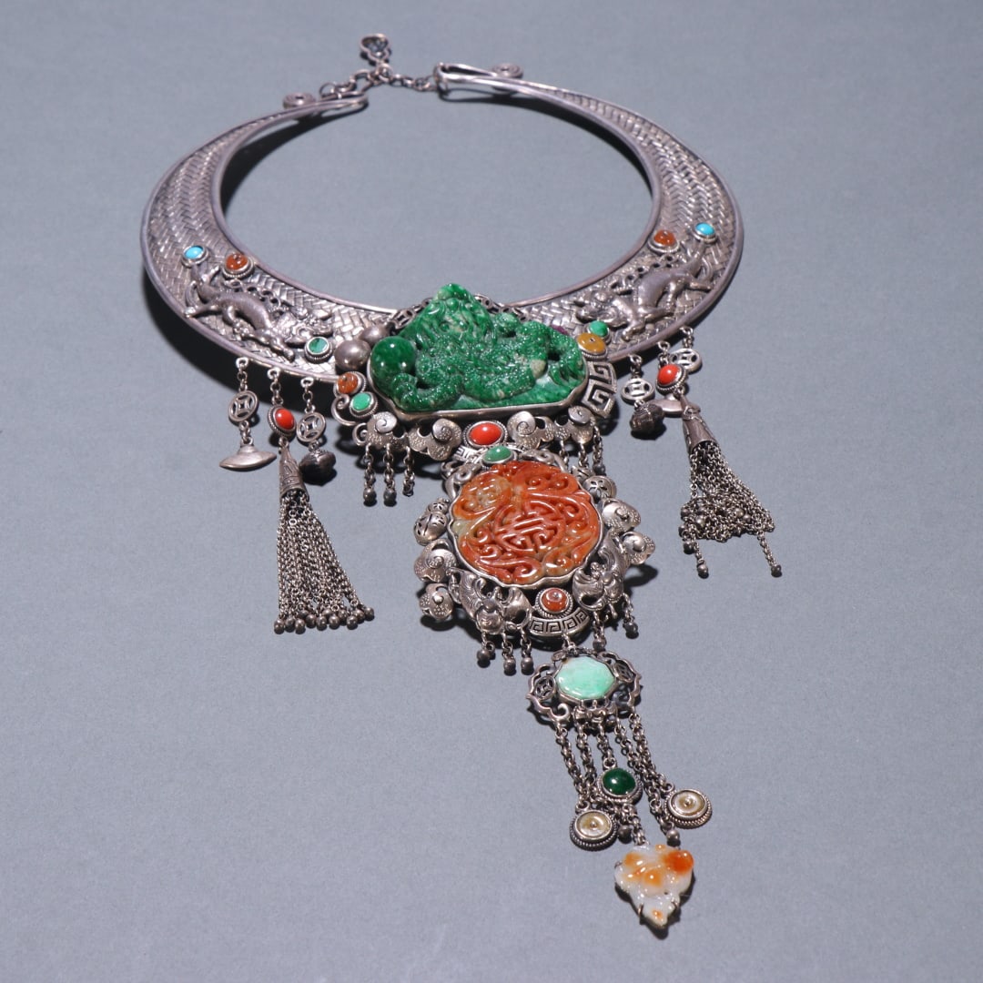 A sterling silver jade collar from the Qing Dynasty: Qing Dynasty sterling silver inlaid jade collar Size:0.26kgL:33cmW:17cm (The Dimensions Of All Batches Are Manually Measured.If You Need More Detailed Information, Please Contact