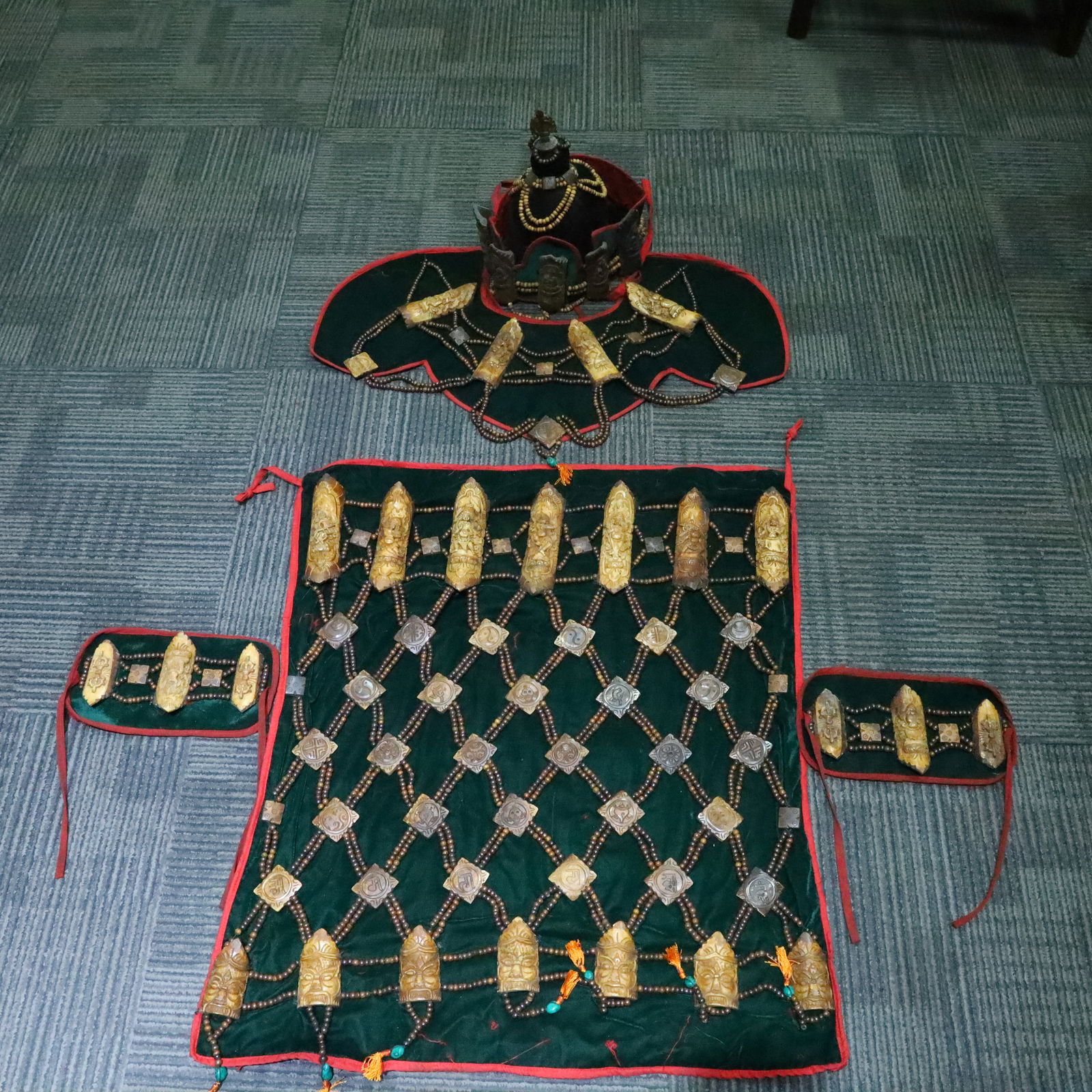 A set of Tibetan monks' talismans in the Qing Dynasty: The Tibetan monk's talisman robe in the Qing Dynasty Size:1.3mx1m (The Dimensions Of All Batches Are Manually Measured.If You Need More Detailed Information, Please Contact Our Customer Service Before