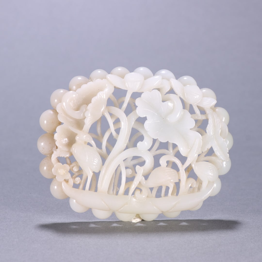 A piece of exquisite Hetian jade has been lifted all the way to the tiles: Exquisite Hetian jade has been raised all the way Size:0.0671kgH:7cmW:9cm (The Dimensions Of All Batches Are Manually Measured.If You Need More Detailed Information, Please Contact