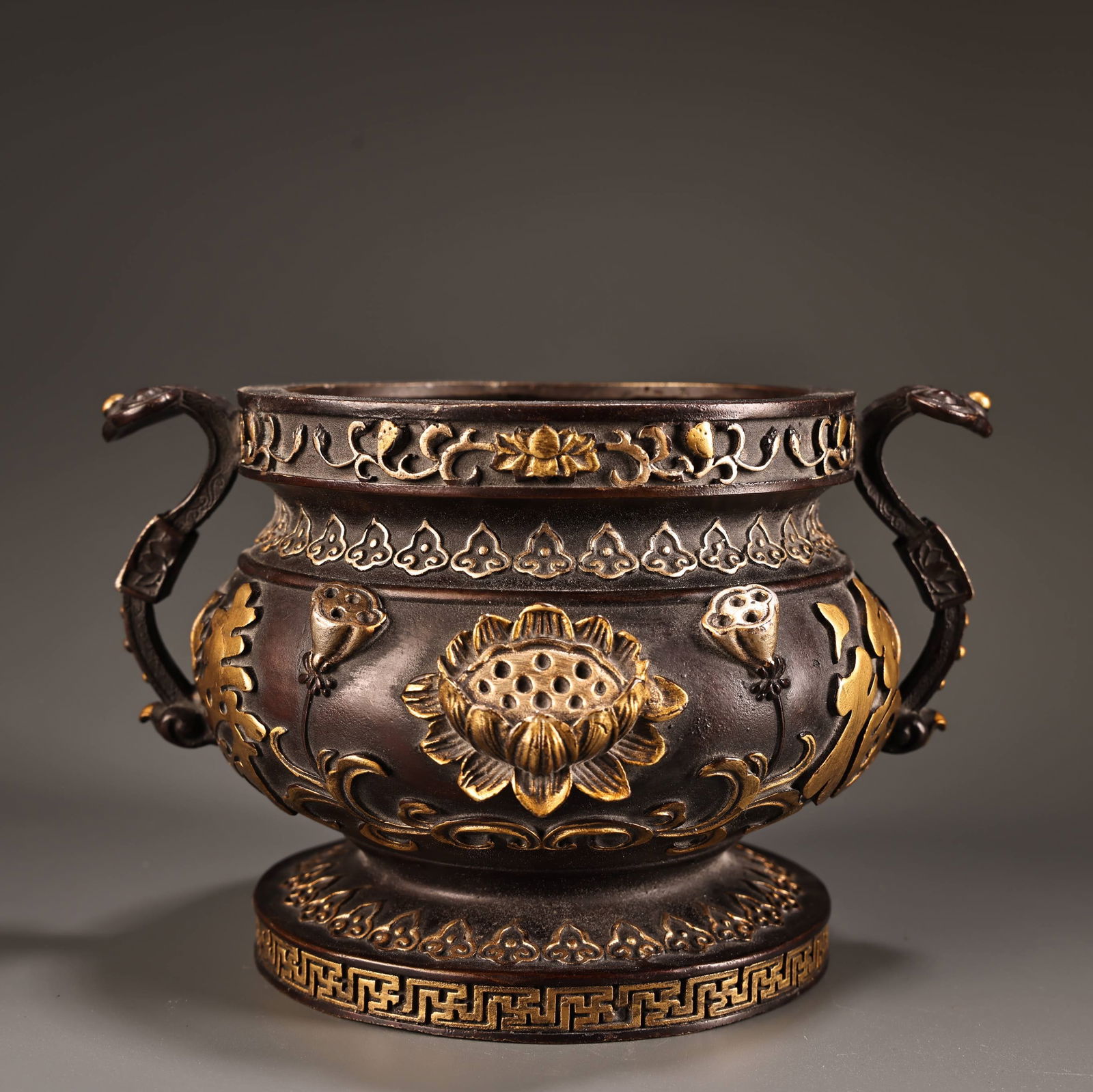 A fine pure copper all-copper high relief craft gilt silver cornucopia shaped incense burner: Exquisite pure copper all-copper high relief craft gilt silver cornucopia shaped incense burner Size:1.05kgH:10cmW:15cm (The Dimensions Of All Batches Are Manually Measured.If You