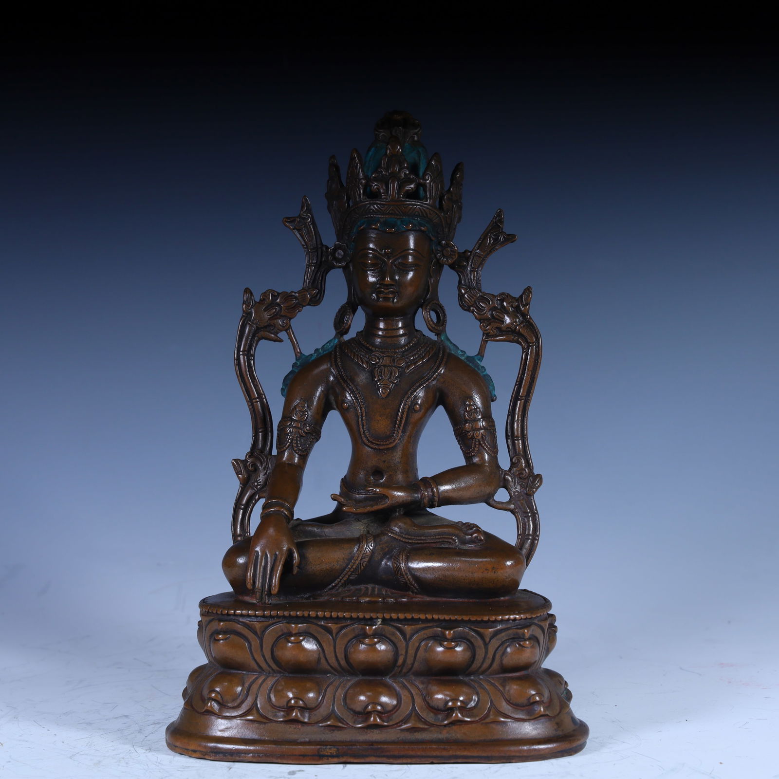 A bronze Buddha statue of Shakyamuni from the Qing Dynasty (1 of 11)
