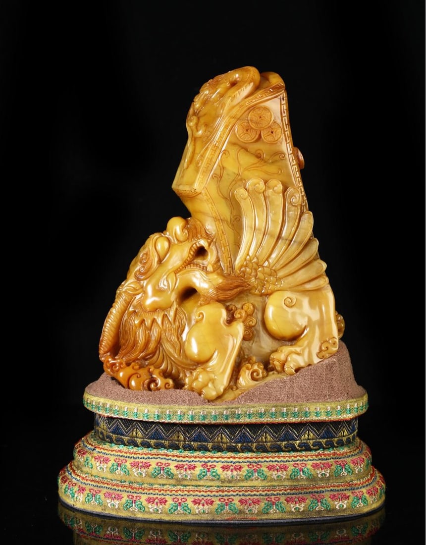 A beautiful Tian topaz ornament: Exquisite field topaz ornaments Size:H:18cmW:13cmW:1.636kg (The Dimensions Of All Batches Are Manually Measured.If You Need More Detailed Information, Please Contact Our Customer