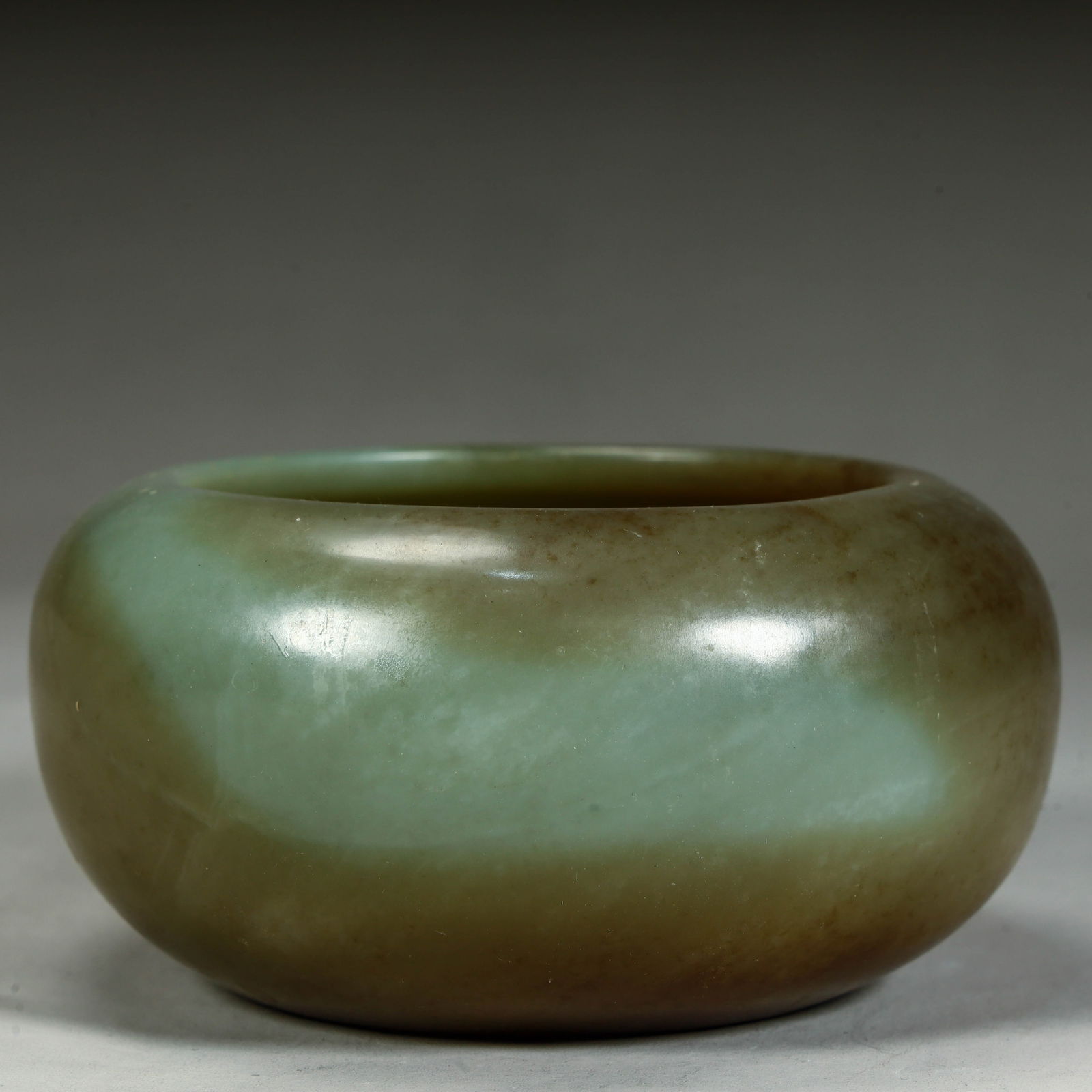 A Qing Dynasty Hetian jade plain bowl style pen wash: The Hetian jade plain noodle bowl pen wash of the Qing Dynasty SIZE:H:6cm L: 12cm W:12cm W:410g (The Dimensions Of All Batches Are Manually Measured.If You Need More Detailed Information, Please Conta