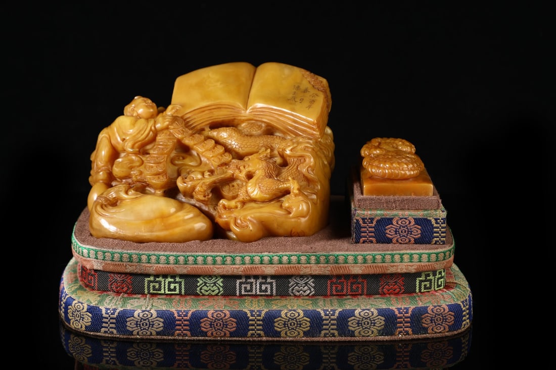 A beautiful Tian topaz ornament: Exquisite field topaz ornaments Size:H:9cmW:14.5cmW:2.009kg (The Dimensions Of All Batches Are Manually Measured.If You Need More Detailed Information, Please Contact Our Customer Service Before Biddi