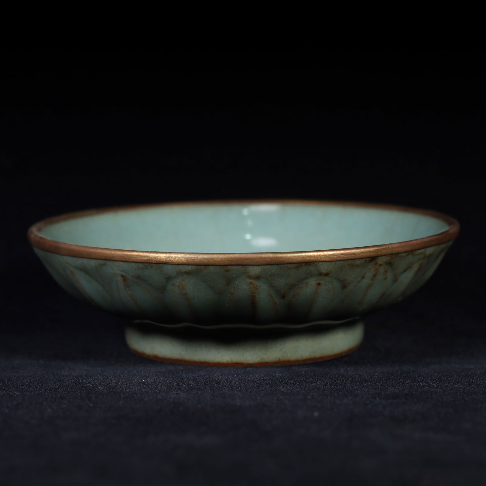 A gold-clad plate from the Longquan kiln in the Song Dynasty (1 of 9)