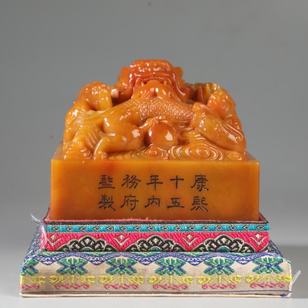 A piece of the Qing Dynasty's Kangxi year system of the imperial field yellow seal 95 supreme: The imperial field yellow seal of the Kangxi era of the Qing Dynasty is the head of the ninth five-year supreme fortune Size:H:9cmW:11cmW:1.902kg (The Dimensions Of All Batches Are Manually Measured.I