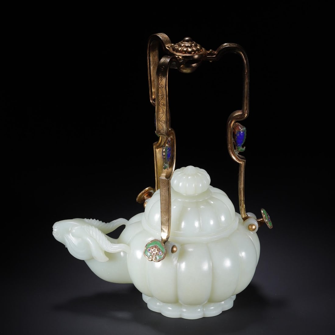 A beautiful Hetian jade sheep head lifting beam pot (1 of 14)