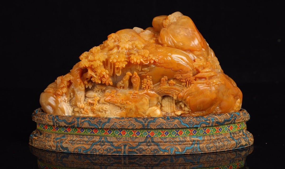 A beautiful Shoushan field yellow stone ornament: Exquisite Shoushan field yellow stone ornament Size: W:2.536kg H: 10.5cmW:22cm (The Dimensions Of All Batches Are Manually Measured.If You Need More Detailed Information, Please Contact Our Customer S