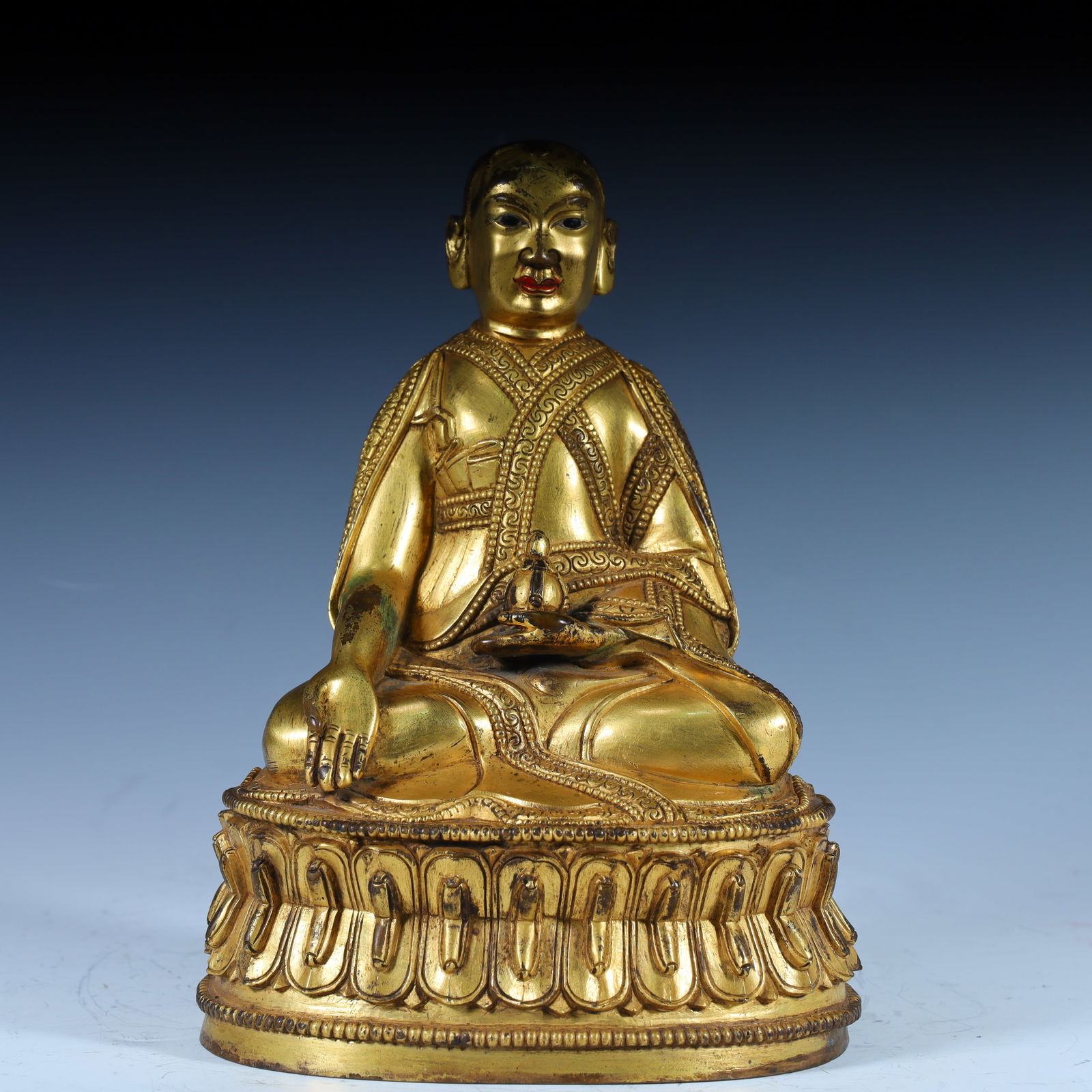 A bronze gilt statue of the guru in the Qing Dynasty (1 of 12)