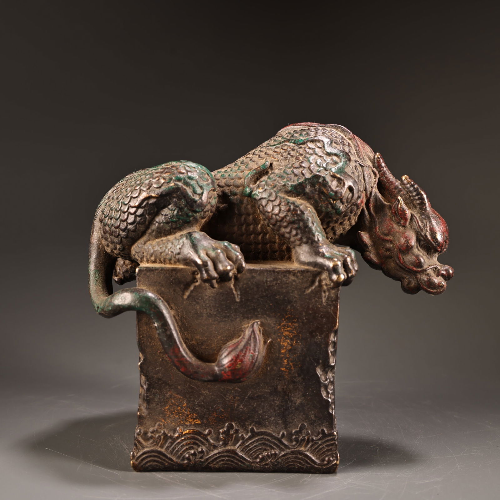 A fine pure copper all-copper high relief painted blue water beast: Exquisite pure copper full copper high relief painted blue water beast Size:1.9kgH:15cmW:15cm (The Dimensions Of All Batches Are Manually Measured.If You Need More Detailed Information, Please Contact