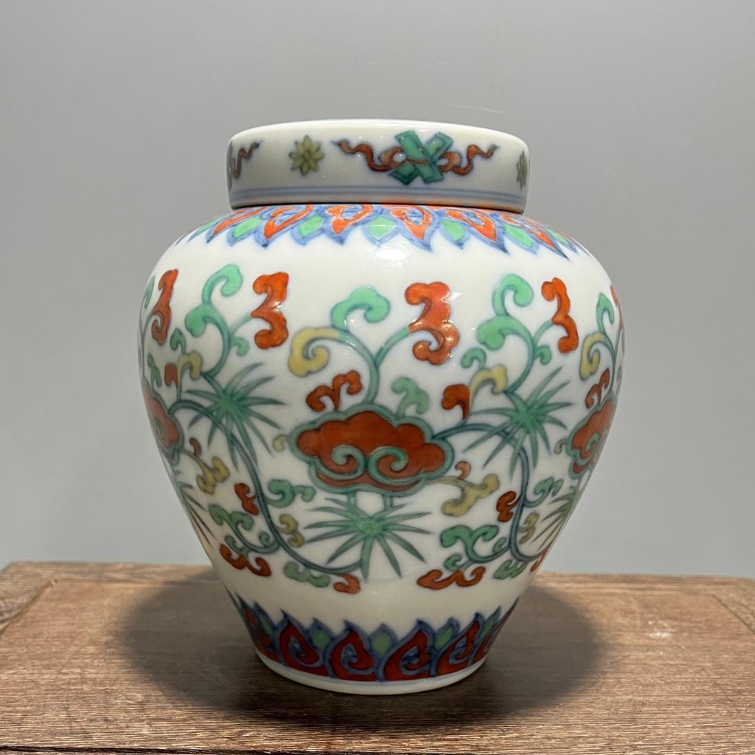 A Doucai entwined Ganoderma lucidum pattern lid jar made in the Chenghua year of the Ming Dynasty (1 of 9)