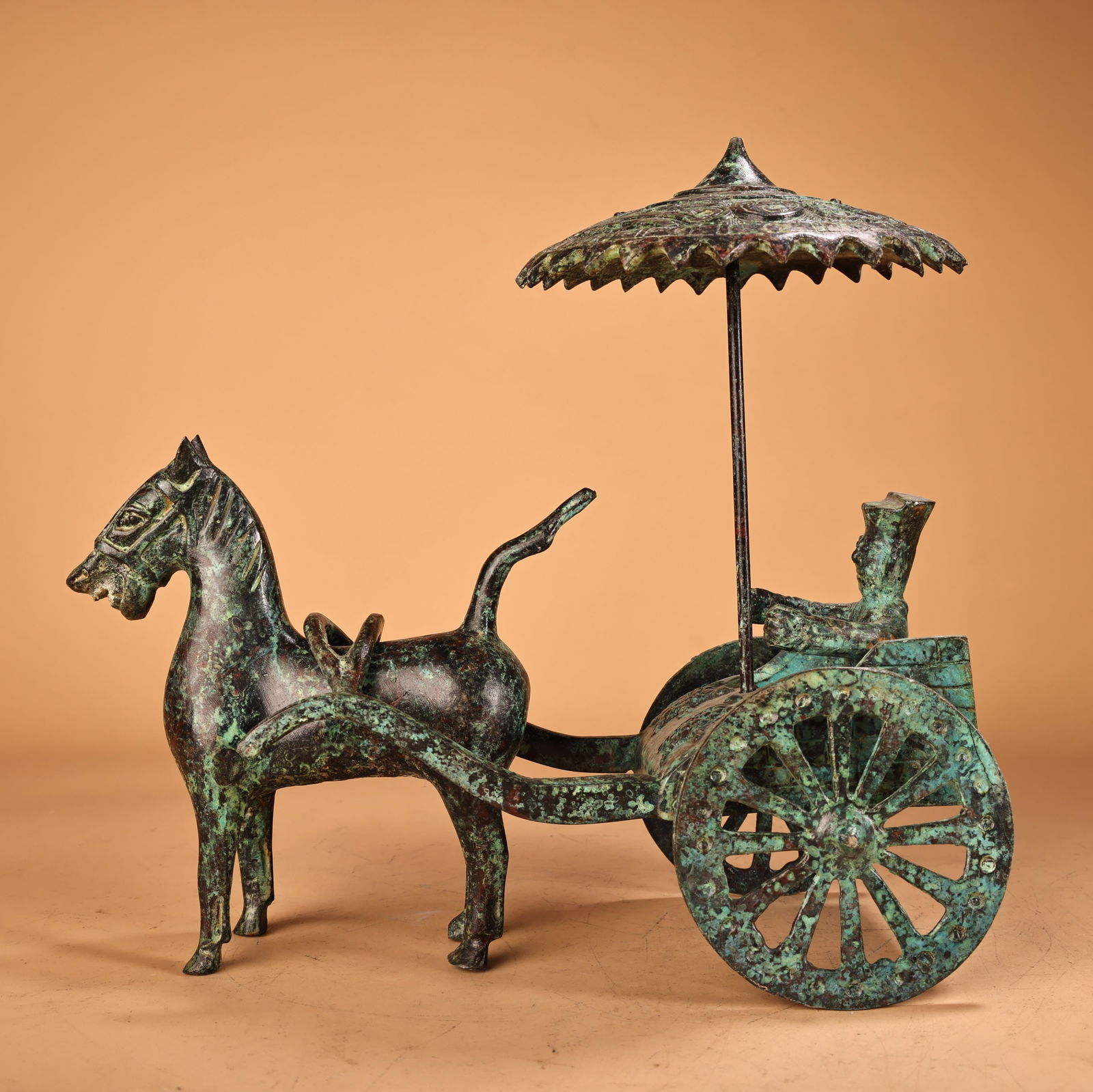 A fine bronze horse-drawn carriage: Exquisite bronze horse-drawn carriage Size:H:20cm W:27cm W:1.4kgW:2.8kg (The Dimensions Of All Batches Are Manually Measured.If You Need More Detailed Information, Please Contact Our Customer Service