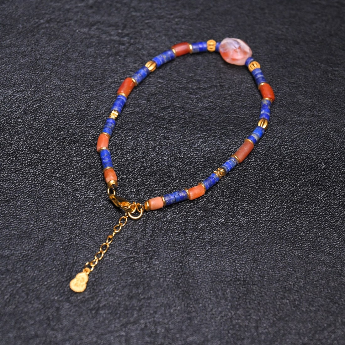 A fine agate with lapis lazuli bracelet: Exquisite agate with lapis lazuli bracelet Size:0.006kgCalorie:1cm (The Dimensions Of All Batches Are Manually Measured.If You Need More Detailed Information, Please Contact Our Customer Service Befor