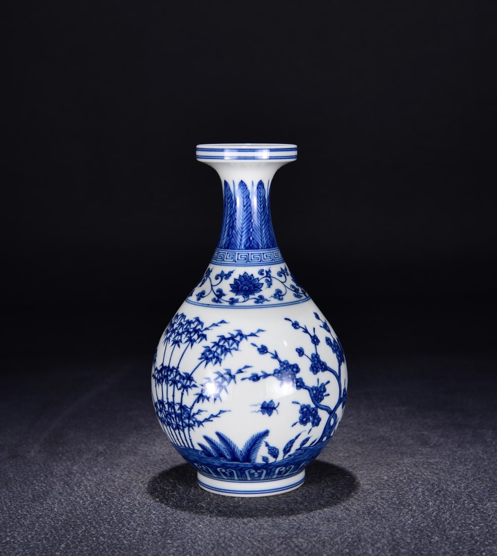 A blue and white pine and bamboo plum pattern bottle made in the Chenghua year of the Ming Dynasty: The blue and white pine bamboo plum pattern bottle made in the Chenghua year of the Ming Dynasty Size:H:21cmW:11cm (The Dimensions Of All Batches Are Manually Measured.If You Need More Detailed Inform