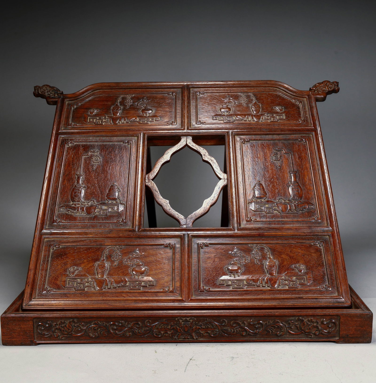 A mahogany carved Bogu picture frame from the Qing Dynasty: Qing Dynasty mahogany carved Bogu Tu scripture stand Size:H:0cm L: 44.5cm W:38.5cm W:1.4kg (The Dimensions Of All Batches Are Manually Measured.If You Need More Detailed Information, Please Contact Ou