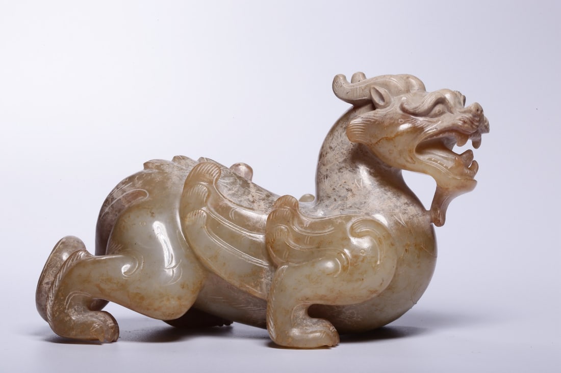 A piece of ancient jade Tianlu auspicious beast of the Ming Dynasty: The ancient jade of the Ming Dynasty is a piece of the auspicious beast Size: W:0.433kg H: 7.2cm L:12cmW:5.5cm (The Dimensions Of All Batches Are Manually Measured.If You Need More