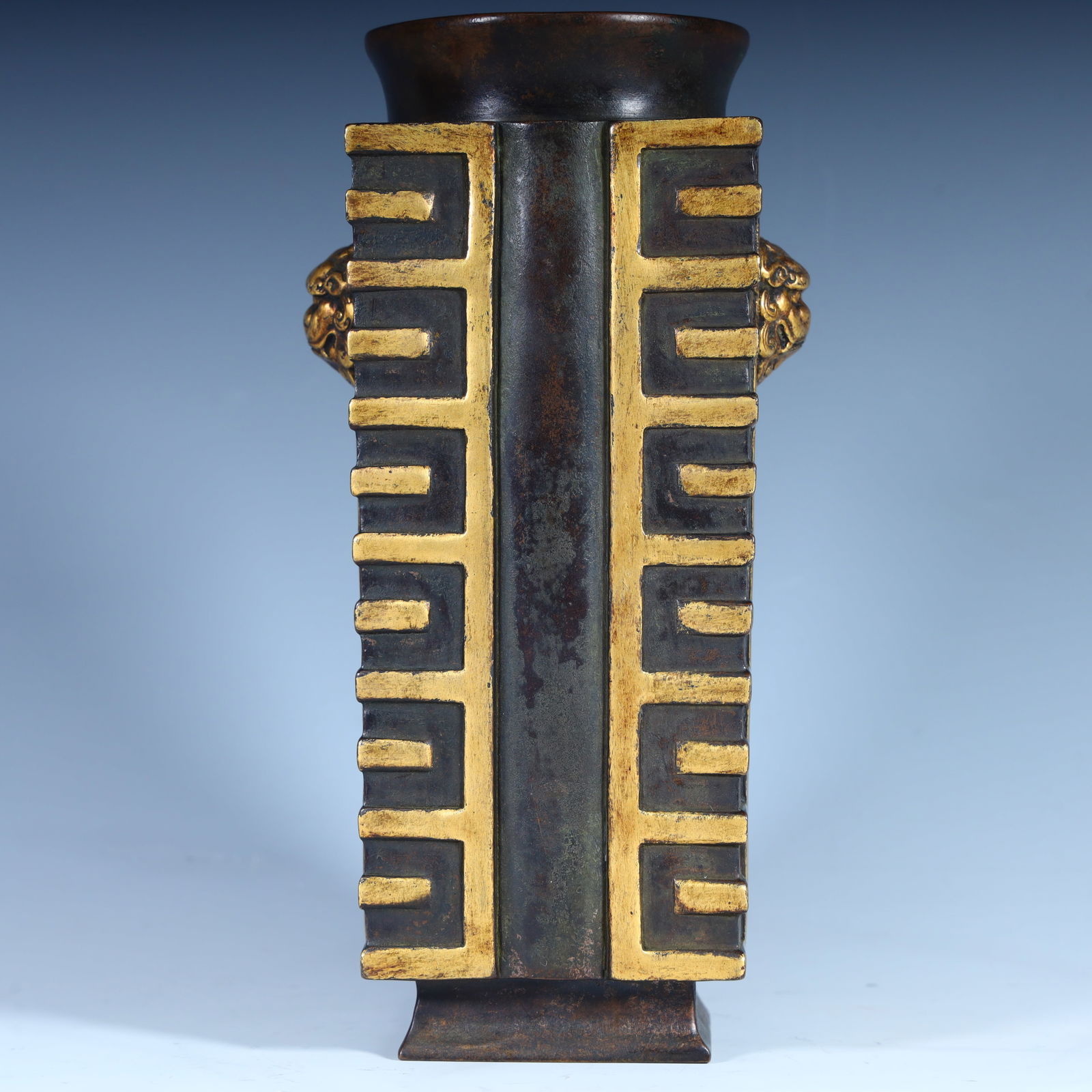 A bronze jade cong-style vase made in the Xuande year of the Ming Dynasty: A copper jade cong-style bottle made in the Xuande year of the Ming Dynasty Size: H:19cm L: 7.5cm W:7.5cm W:1.4kg (The Dimensions Of All Batches Are Manually Measured.If You Need