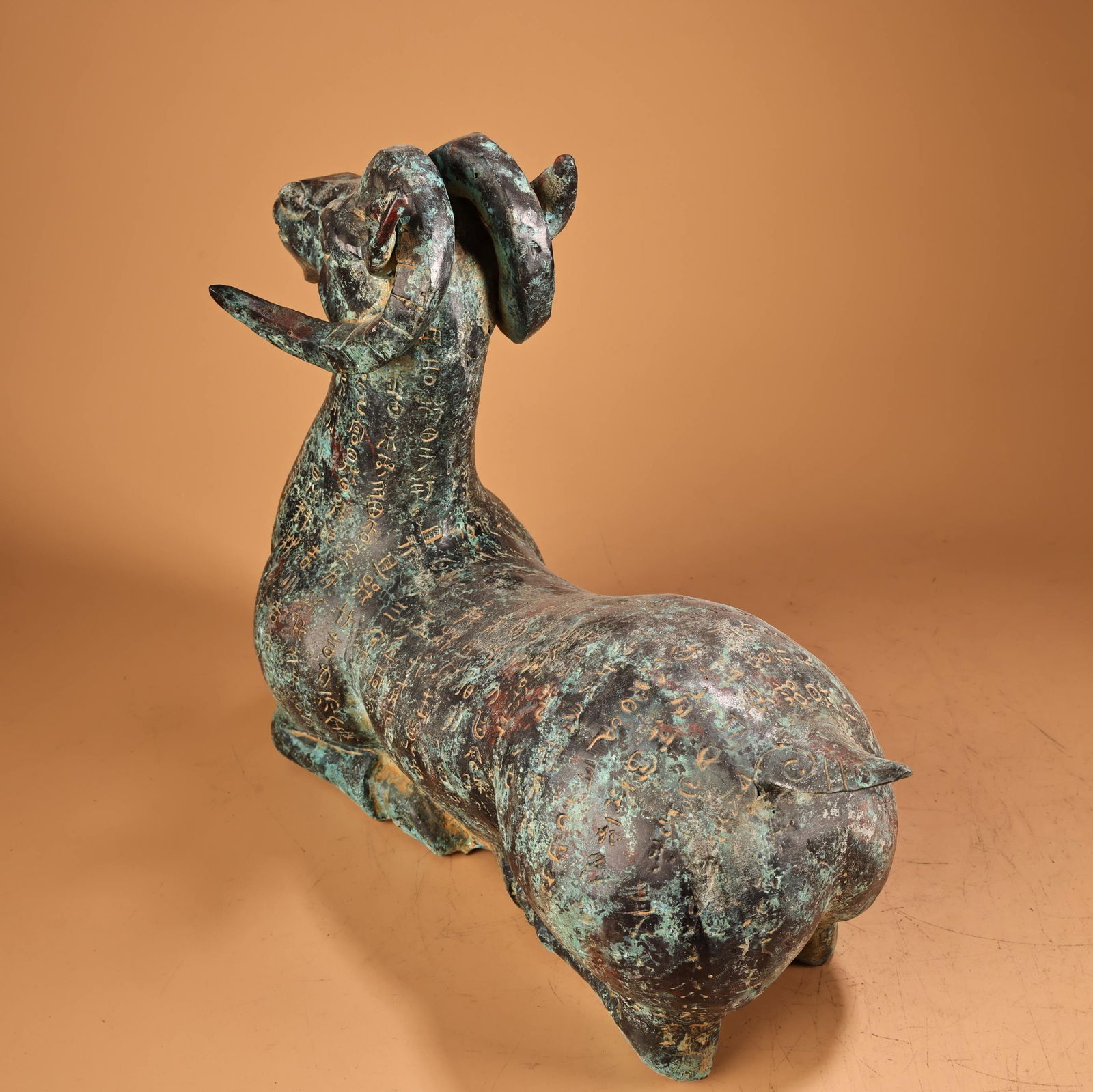 A fine bronze sheep with inscriptions - 10