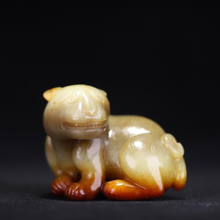 A piece of Hetian jade auspicious beast from the Qing Dynasty (1 of 9)