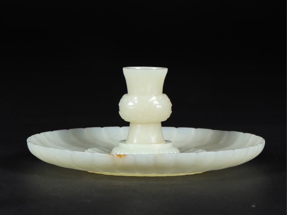 A piece of Hetian jade seed material gluttonous incense insert made in the Qianlong period of the: Qing Dynasty Qianlong year Hetian jade seed material gluttonous pattern incense insert Size:0.132kgL:11.6cmW:9.9cmH:4.9cm (The Dimensions Of All Batches Are Manually Measured.If You