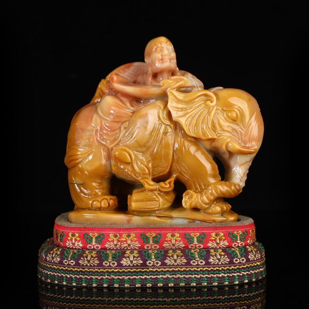 A beautiful Tian Huang Taiping elephant ornament: Exquisite Tian Huang Taiping elephant ornaments Size:H:12cmW:12cmW:1.014kg (The Dimensions Of All Batches Are Manually Measured.If You Need More Detailed Information, Please Contact