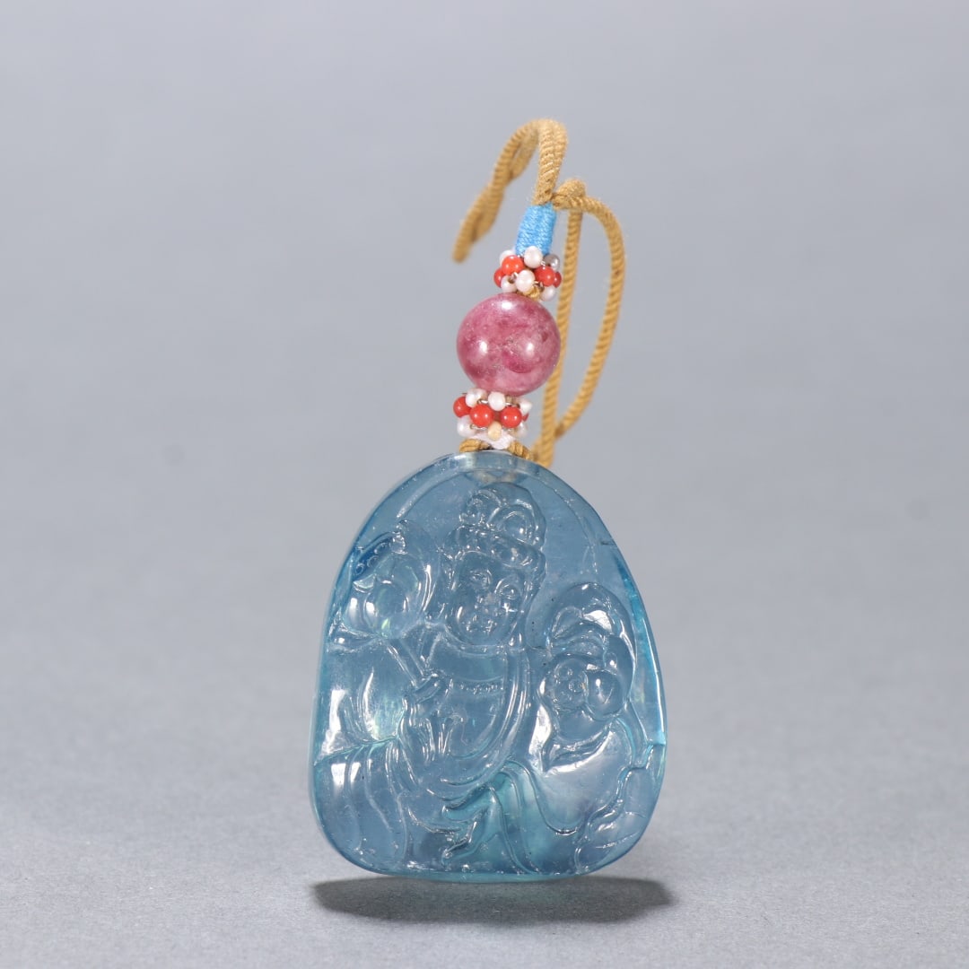 An aquamarine Guanyin pendant from the Qing Dynasty: Aquamarine Guanyin pendant of the Qing Dynasty Size:0.0325kgH:4cmW:3.3cm (The Dimensions Of All Batches Are Manually Measured.If You Need More Detailed Information, Please Contact
