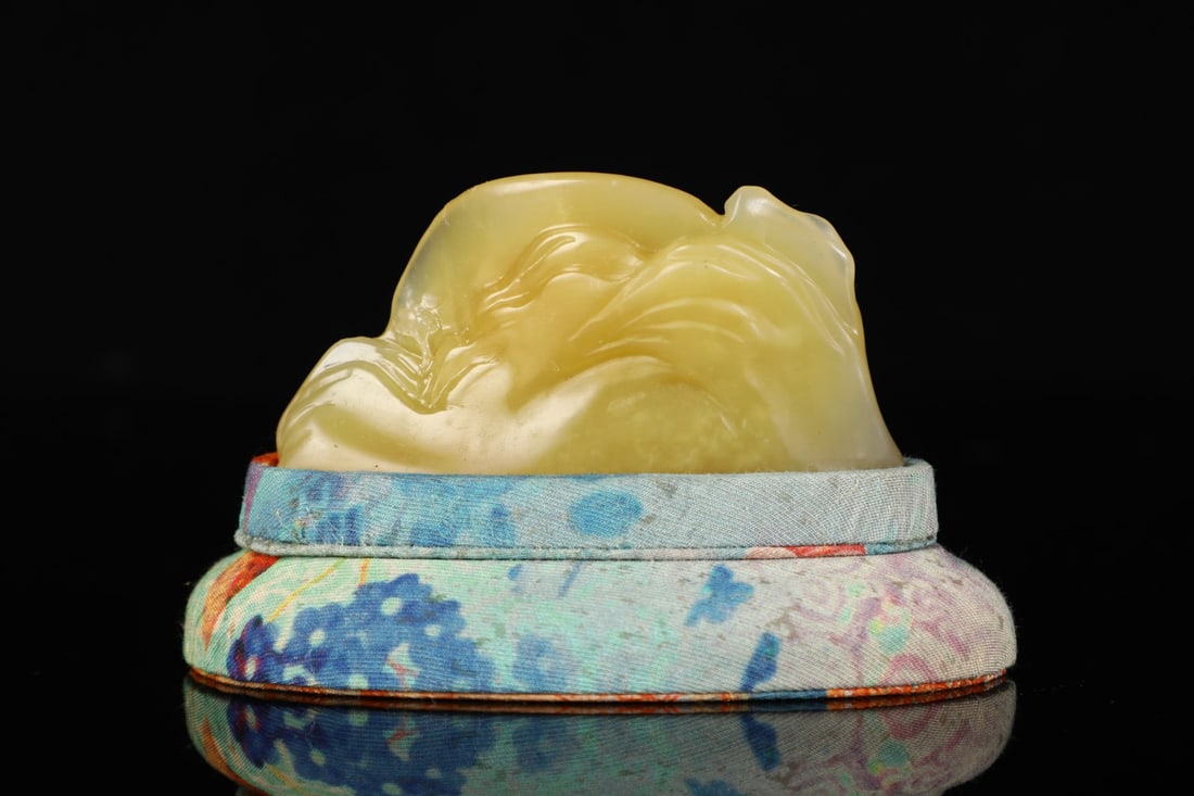 A beautiful Shoushan Tian Huangshanzi: Exquisite Shoushan Tian Huangshanzi Size:H:4.5cmW:8.5cmW:0.099kg (The Dimensions Of All Batches Are Manually Measured.If You Need More Detailed Information, Please Contact Our