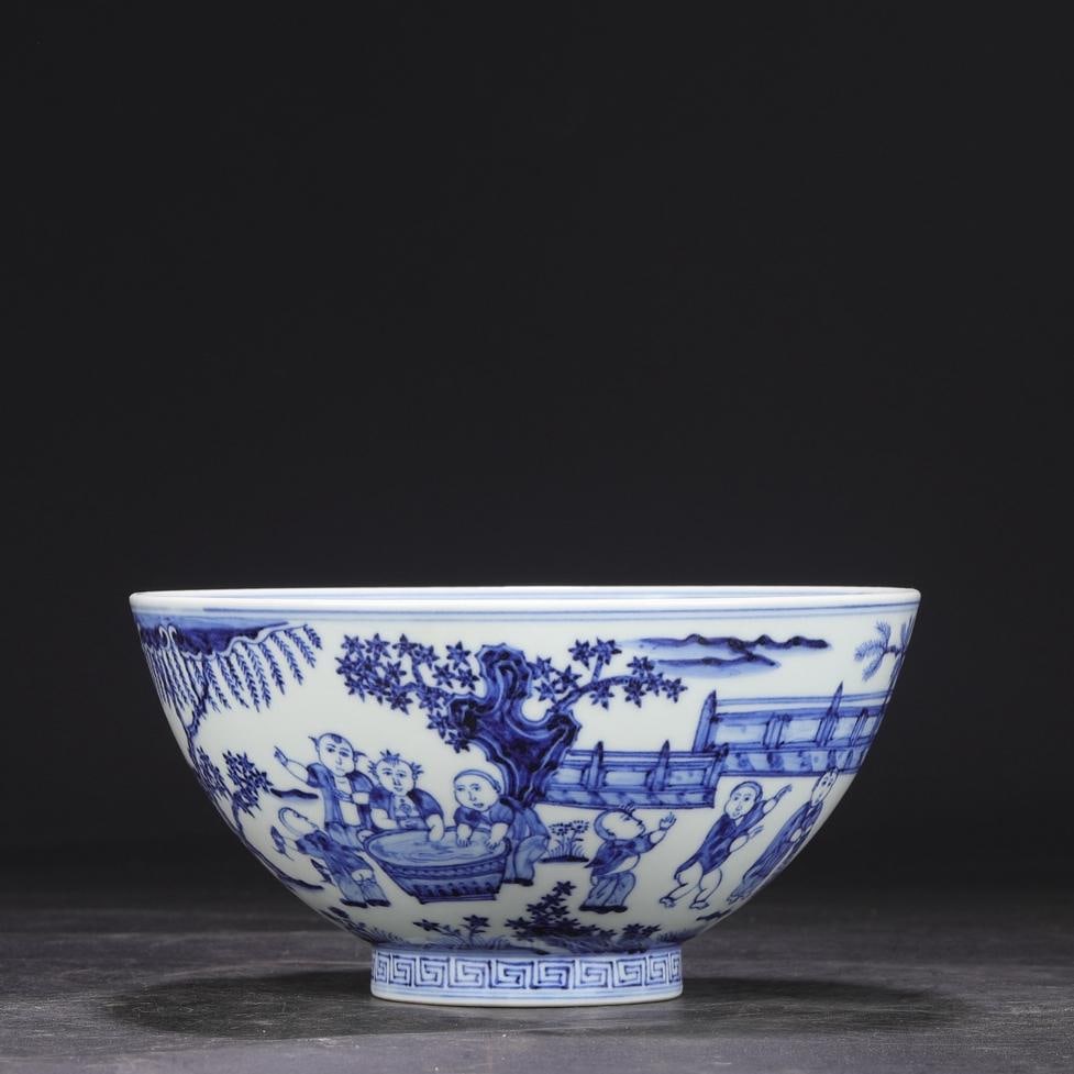 A large bowl of blue and white sixteen boys made in the Xuande era of the Ming Dynasty (1 of 8)