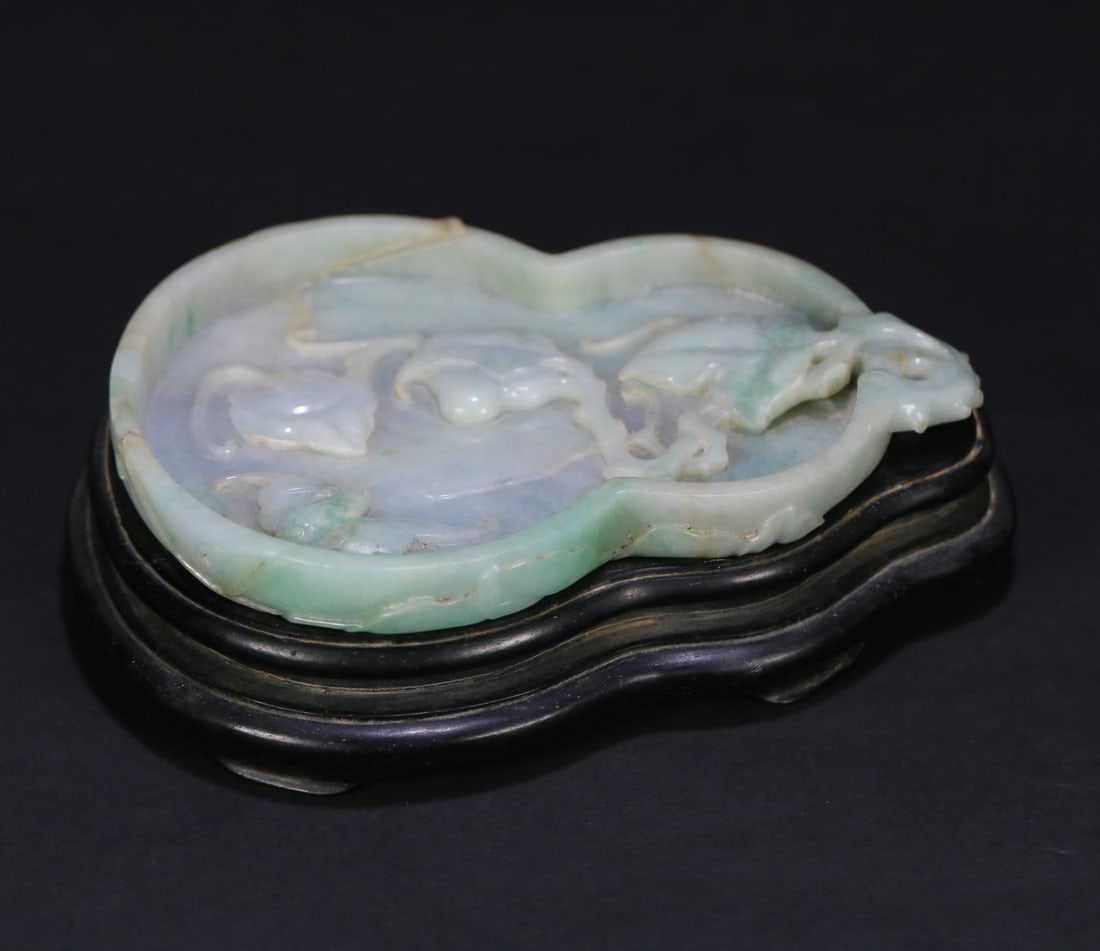 A piece of natural old jade gourd washed in the Qing Dynasty: Qing Dynasty natural old jade gourd wash Size: W:0.2kg13.2cmx9.8cmx1.6cm (The Dimensions Of All Batches Are Manually Measured.If You Need More Detailed Information, Please Contact