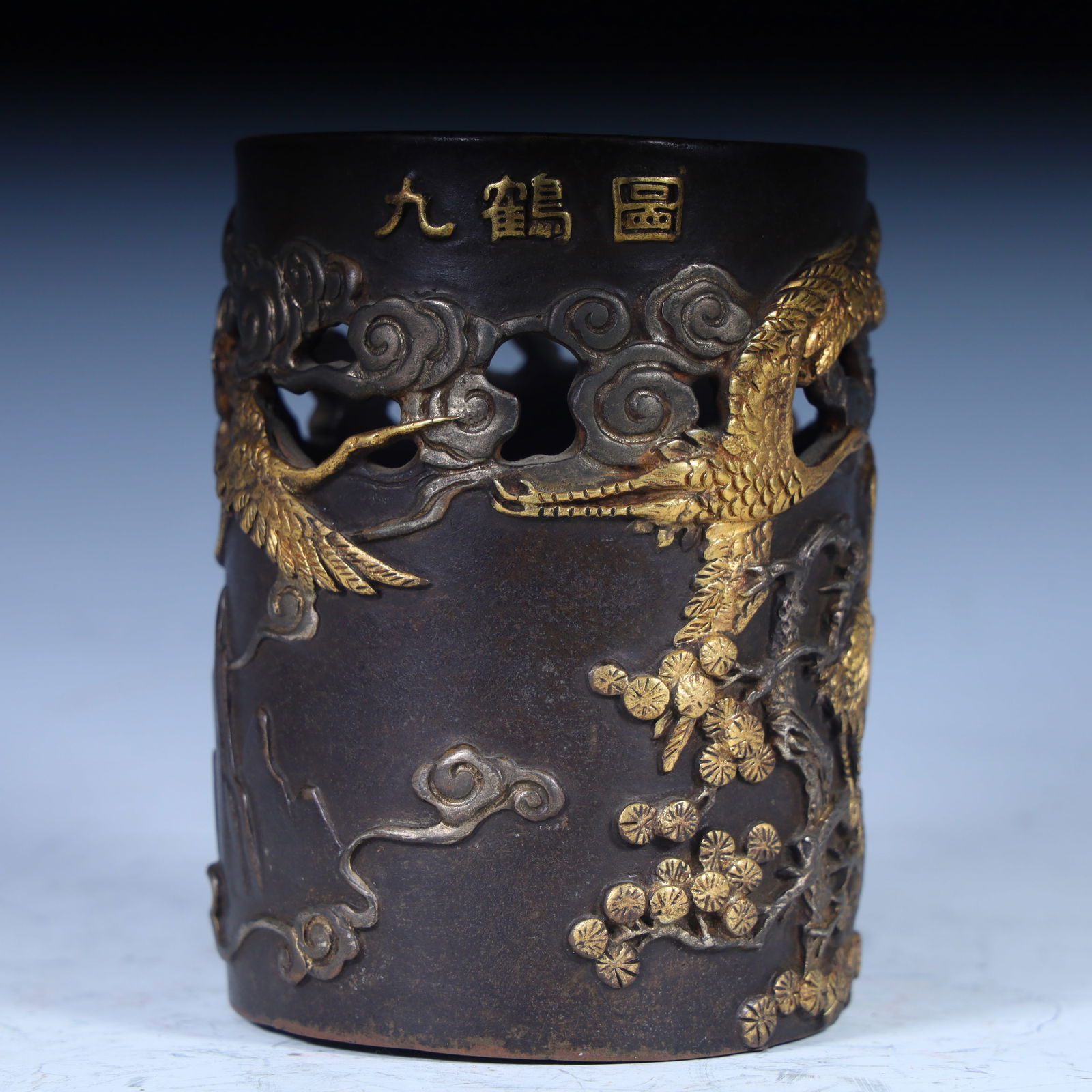 A copper gilt nine crane picture pen holder of the Qing Dynasty: Qing Dynasty copper gilt nine crane picture pen holder Size: H:10.5cm L: 7.5cm W:7.5cm W:850g (The Dimensions Of All Batches Are Manually Measured.If You Need More Detailed