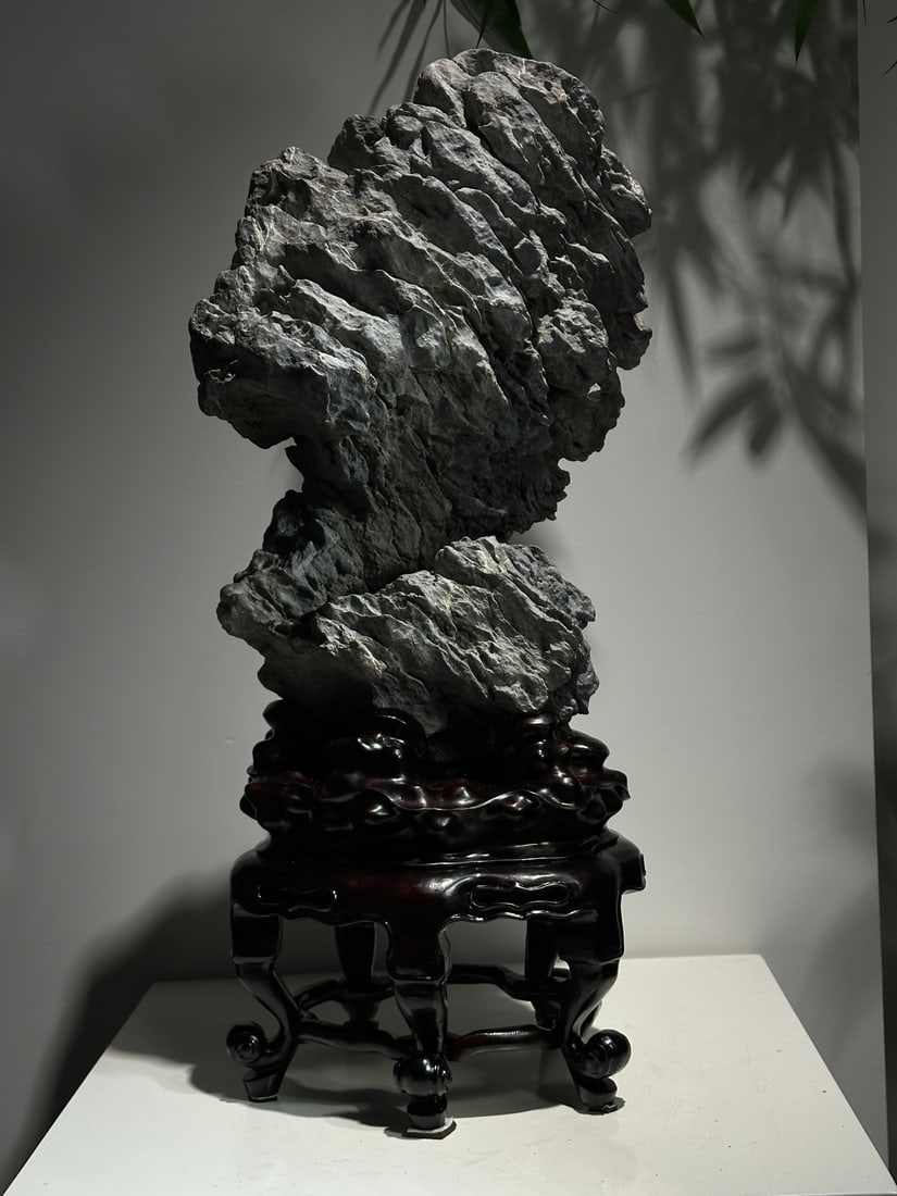 A fine stone collection: Exquisite English stone collection Size:H:90cmW:34cmT:20cm (The Dimensions Of All Batches Are Manually Measured.If You Need More Detailed Information, Please Contact Our Customer Service Before Biddin