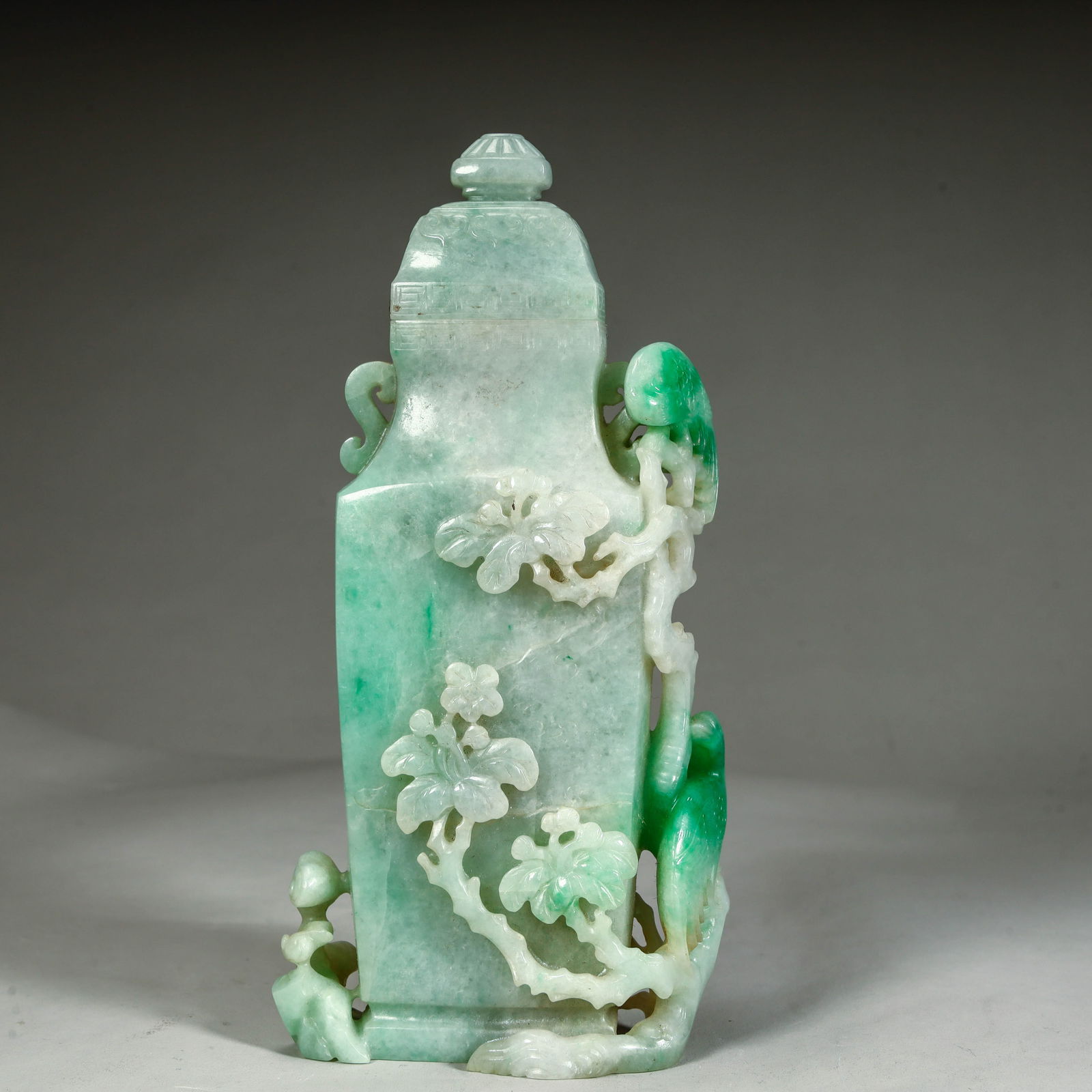 A jade jade bottle from the Qing Dynasty: Jade jade vase of the Qing Dynasty SIZE:H:16.5cm L: 8cm W:4.5cm W:483.4g (The Dimensions Of All Batches Are Manually Measured.If You Need More Detailed Information, Please Contact