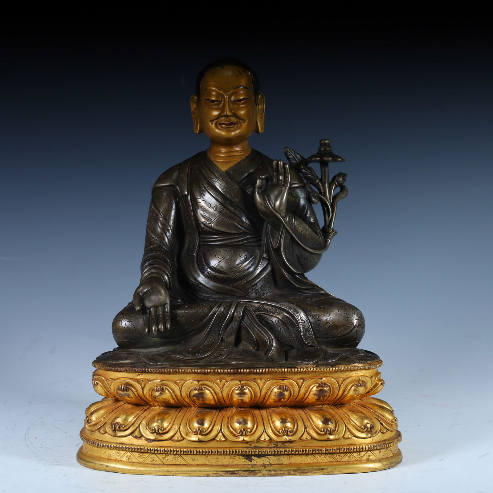 A bronze partially gilded statue of the guru from the Qing Dynasty: Qing Dynasty copper partial gilt guru statue Size: H:24.5cm L: 19cm W:15cm W:3.2kg (The Dimensions Of All Batches Are Manually Measured.If You Need More Detailed Information,