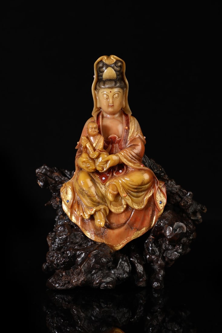 A Qing Dynasty Shoushan Shitian Huang-themed Guanyin sending ornament: Qing Dynasty's Shoushan Shitian Huang-themed Guanyin sending ornaments Size: W:0.265kg H: 14.5cmW:8cm (The Dimensions Of All Batches Are Manually Measured.If You Need More Detailed