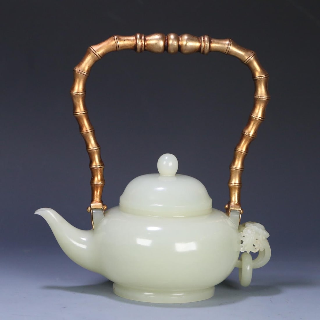 A Hetian jade copper gilt pot made in the Qianlong period of the Qing Dynasty: Qing Dynasty Qianlong year Hetian jade copper gilt beam pot Size:19.3x17.8x11cmW:0.5233kg (The Dimensions Of All Batches Are Manually Measured.If You Need More Detailed Information,