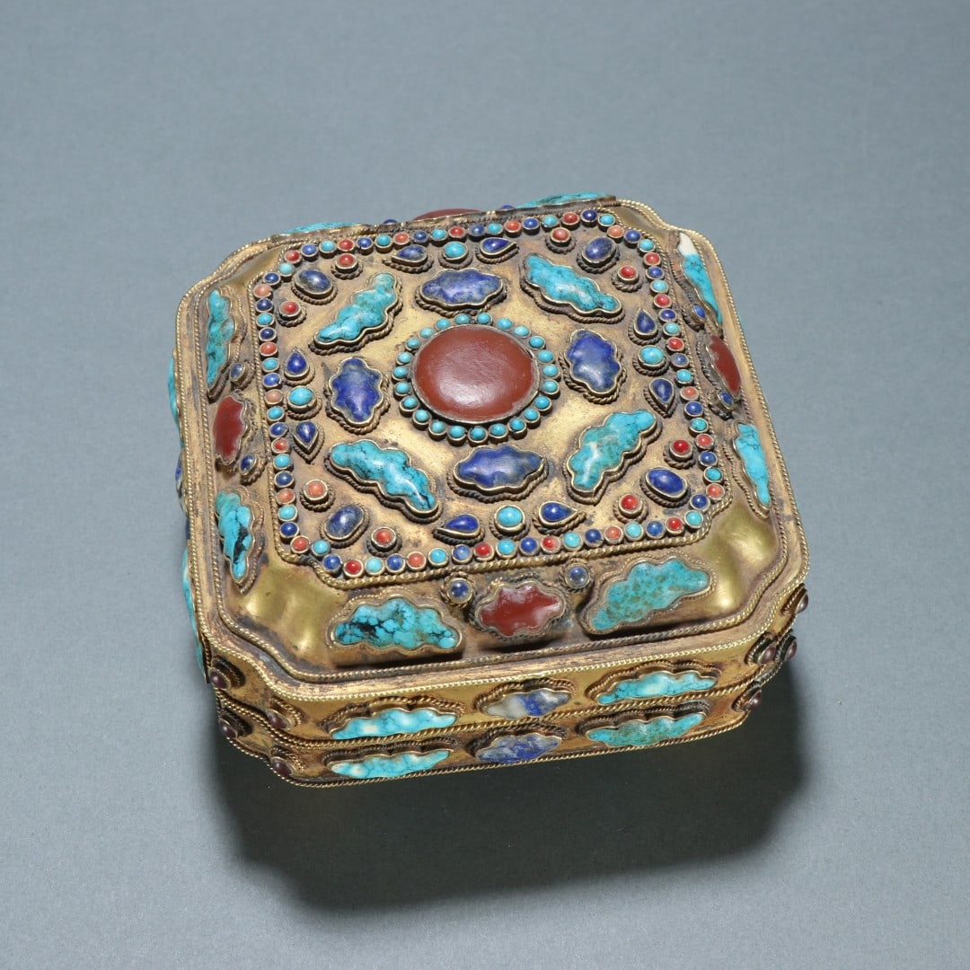 A beautiful silver-gilt treasure lid box: Exquisite silver-gilt inlaid treasure lid box Size:0.887kgH:7.3cmW:12.9cm (The Dimensions Of All Batches Are Manually Measured.If You Need More Detailed Information, Please Contact